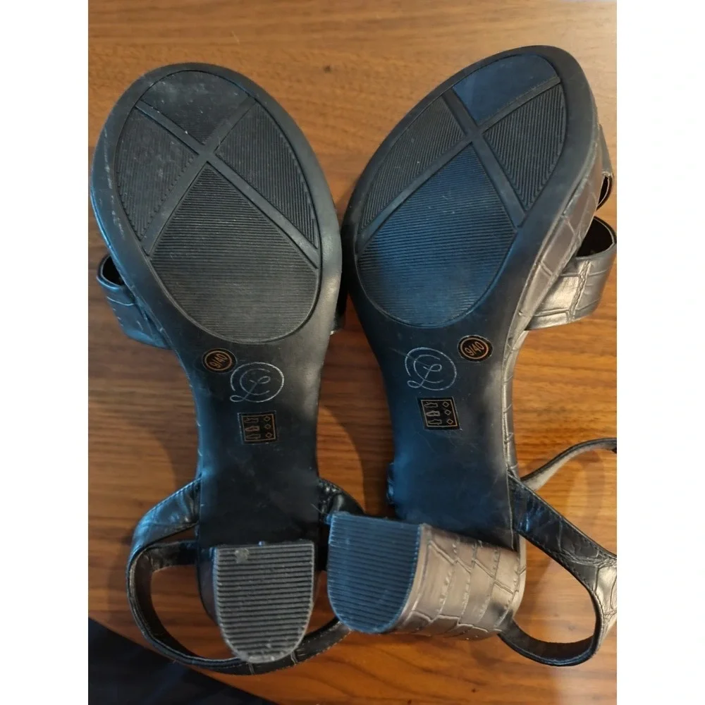 Chinese Laundry Block Heel Sandal with a Croc-Embossed Finish Size‎ 9